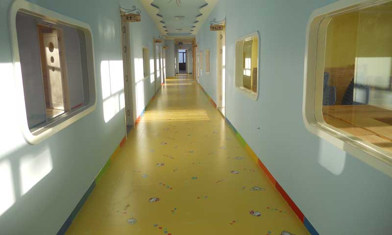 幼兒園塑膠糟老头子破解版黄台麵層水性打印工藝為環保性保駕